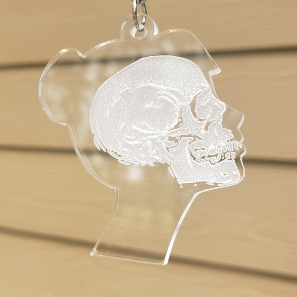 Silhouette profile engraved skull earrings - Picture 3 of 9